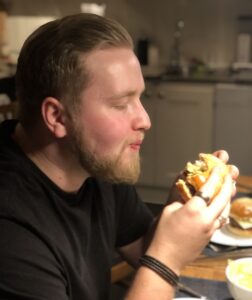 David njuter sin egen Hagshultsburgare