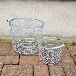 Foto på handgjorda korgar av silvrig ståltråd