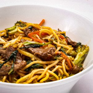 Foto på nudelwook med lövbiff