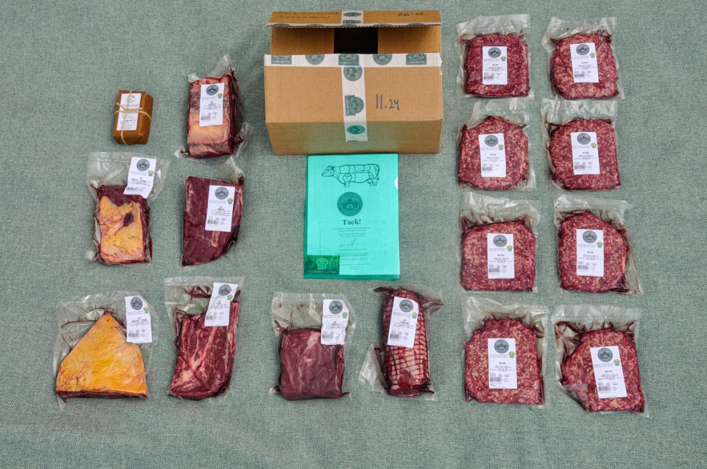 Köttlådans innehåll uppackad på ett bord