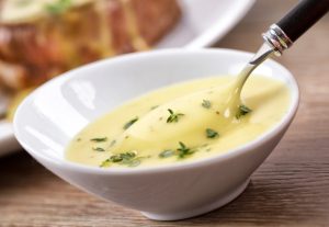 En skål med hemslagen bearnaise