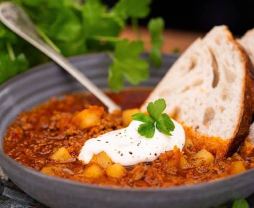 Mustig köttfärsgryta med bröd och dricka