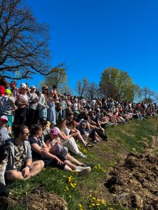 Människor utomhus en solig dag