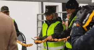 Ulrica klipper ett band av korv