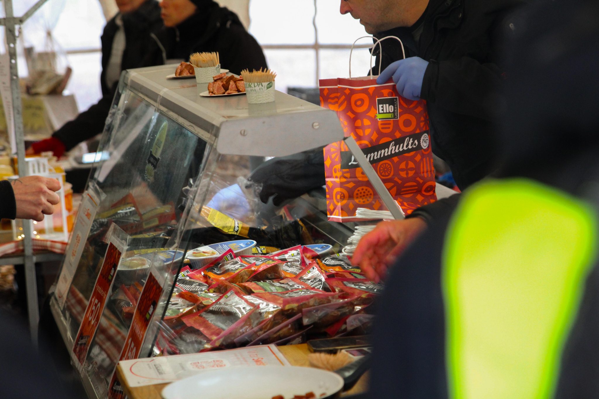 En kyldisk med förpackad korv