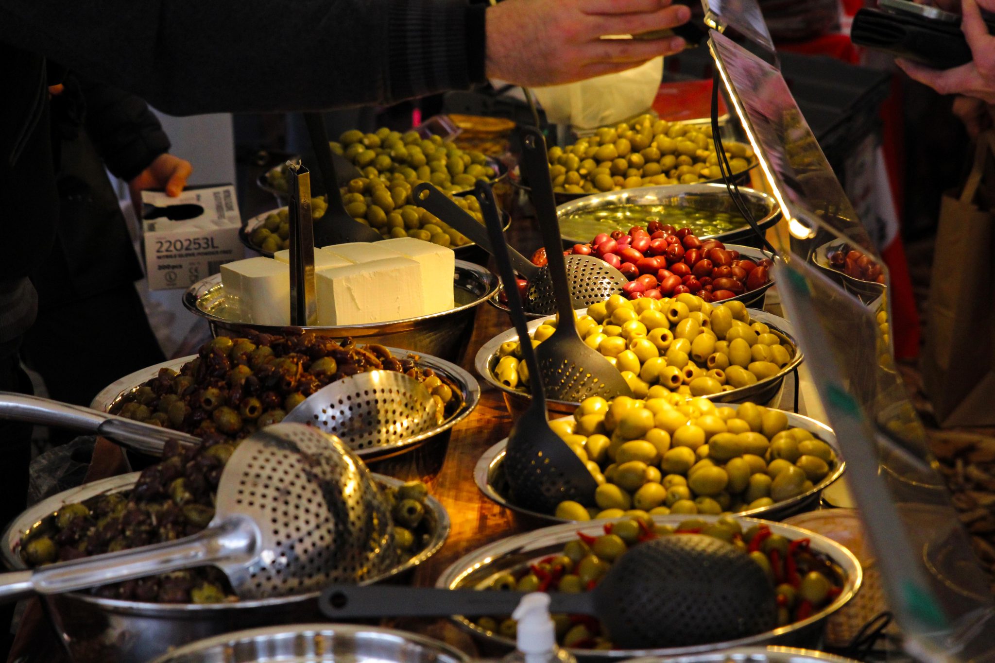 Ett bord med massa oliver i stora skålar