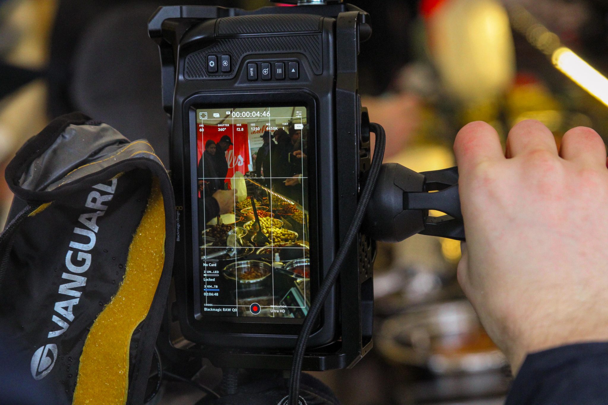 En kamera som fotar ett bord med oliver på