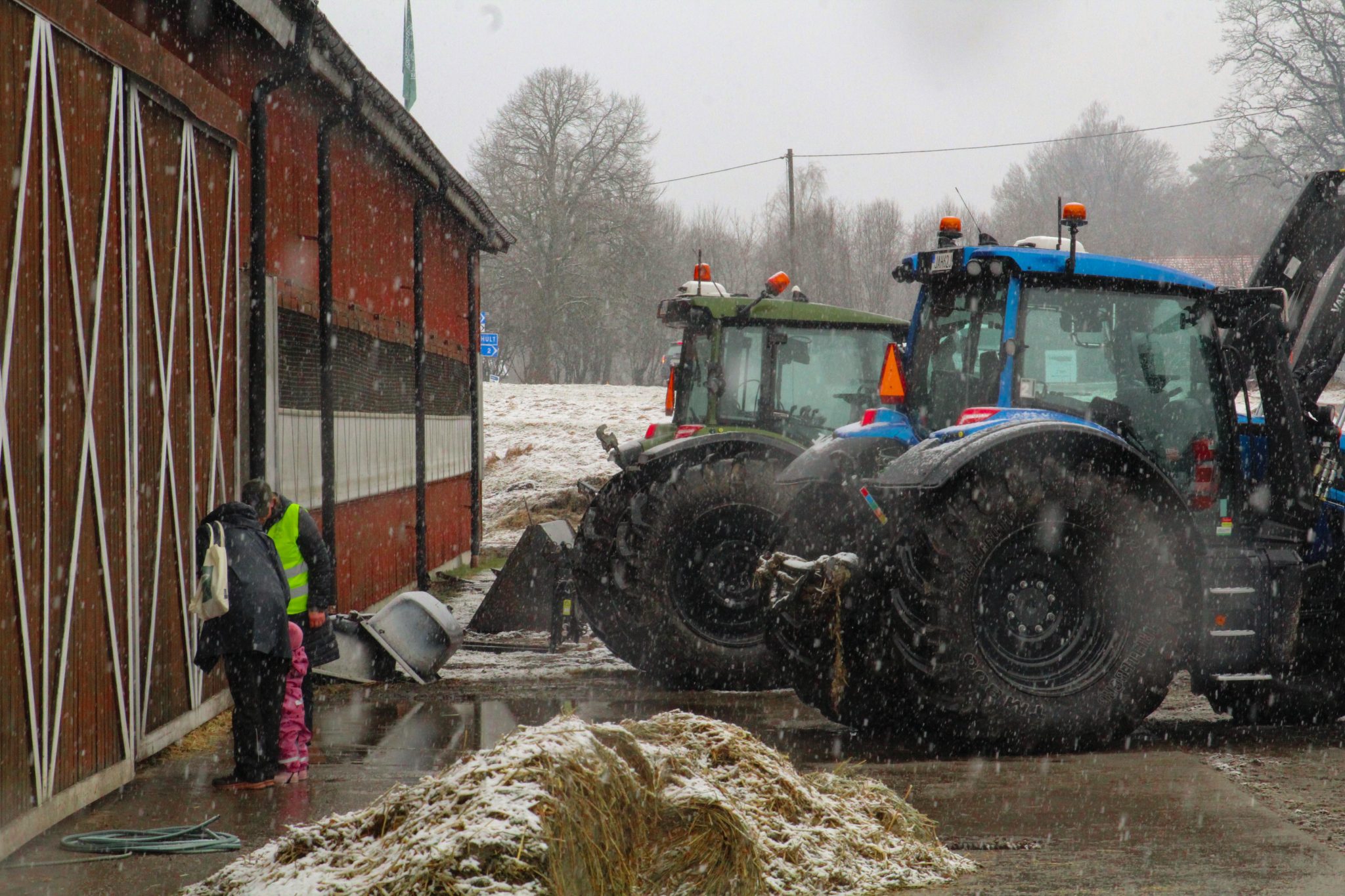 Två traktorer utomhus