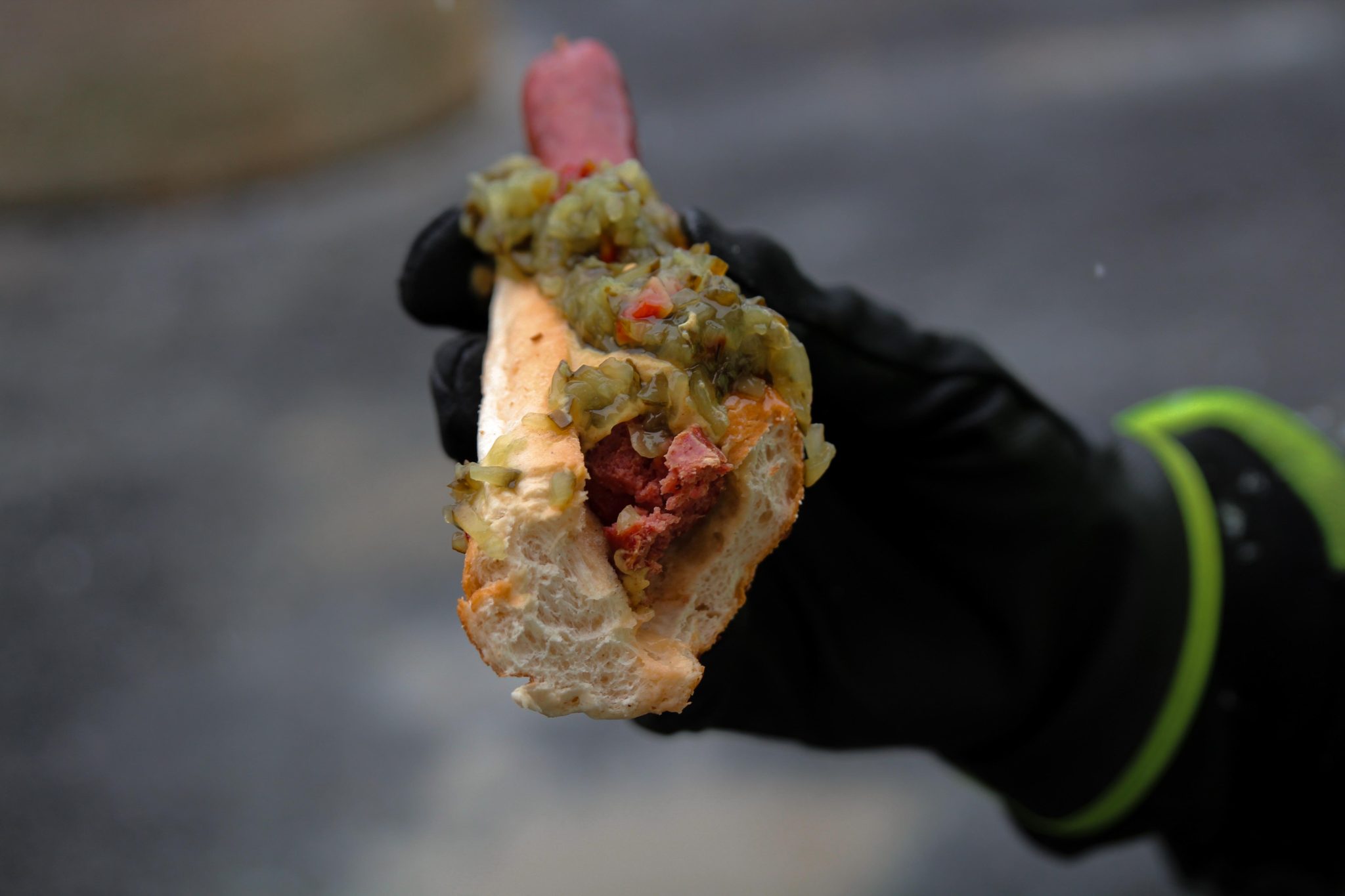 En halvt uppäten korv med bröd