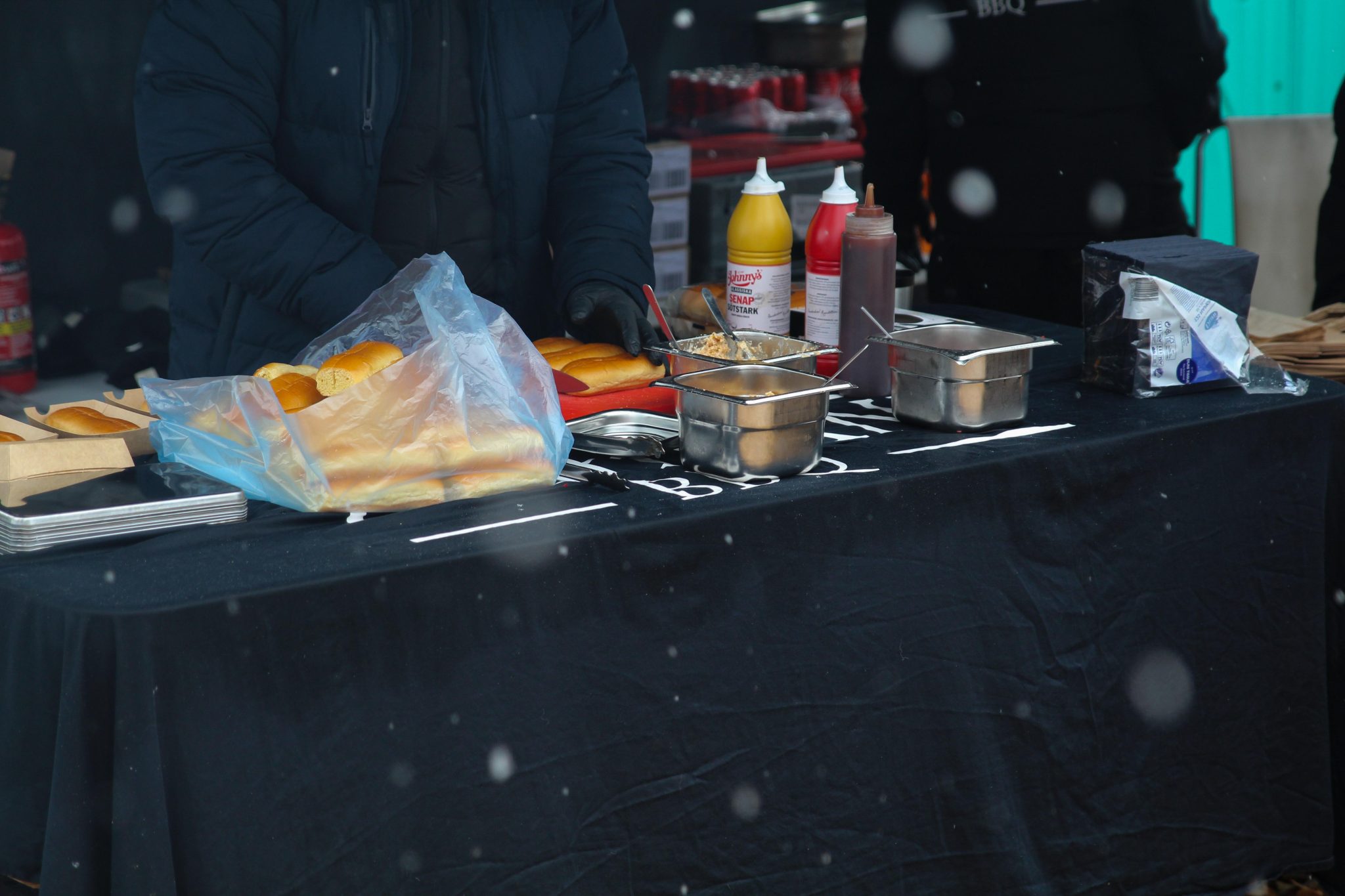 Ett bord där man kan köpa korv med bröd