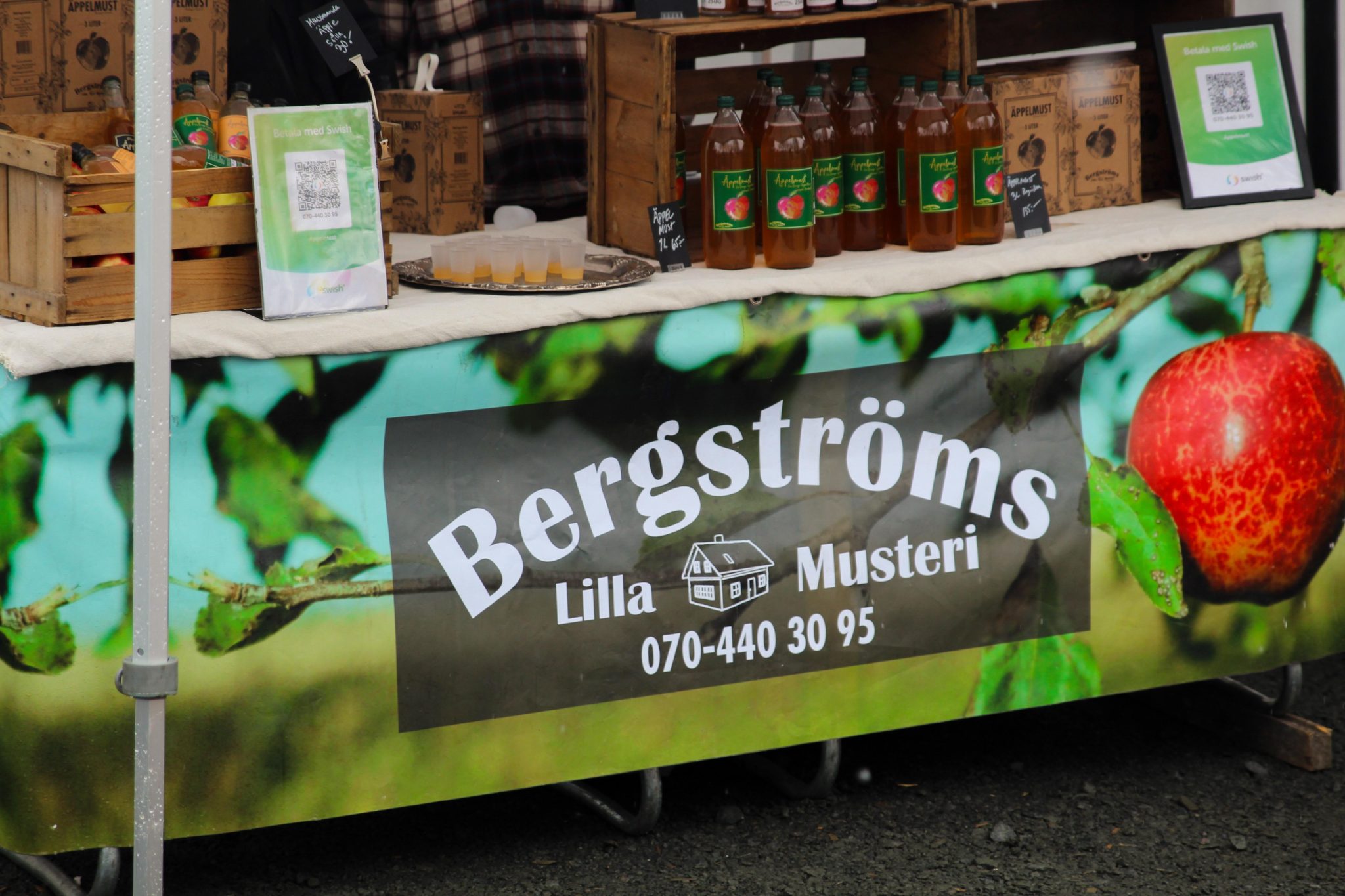 Ett bord som säljer äppelmust