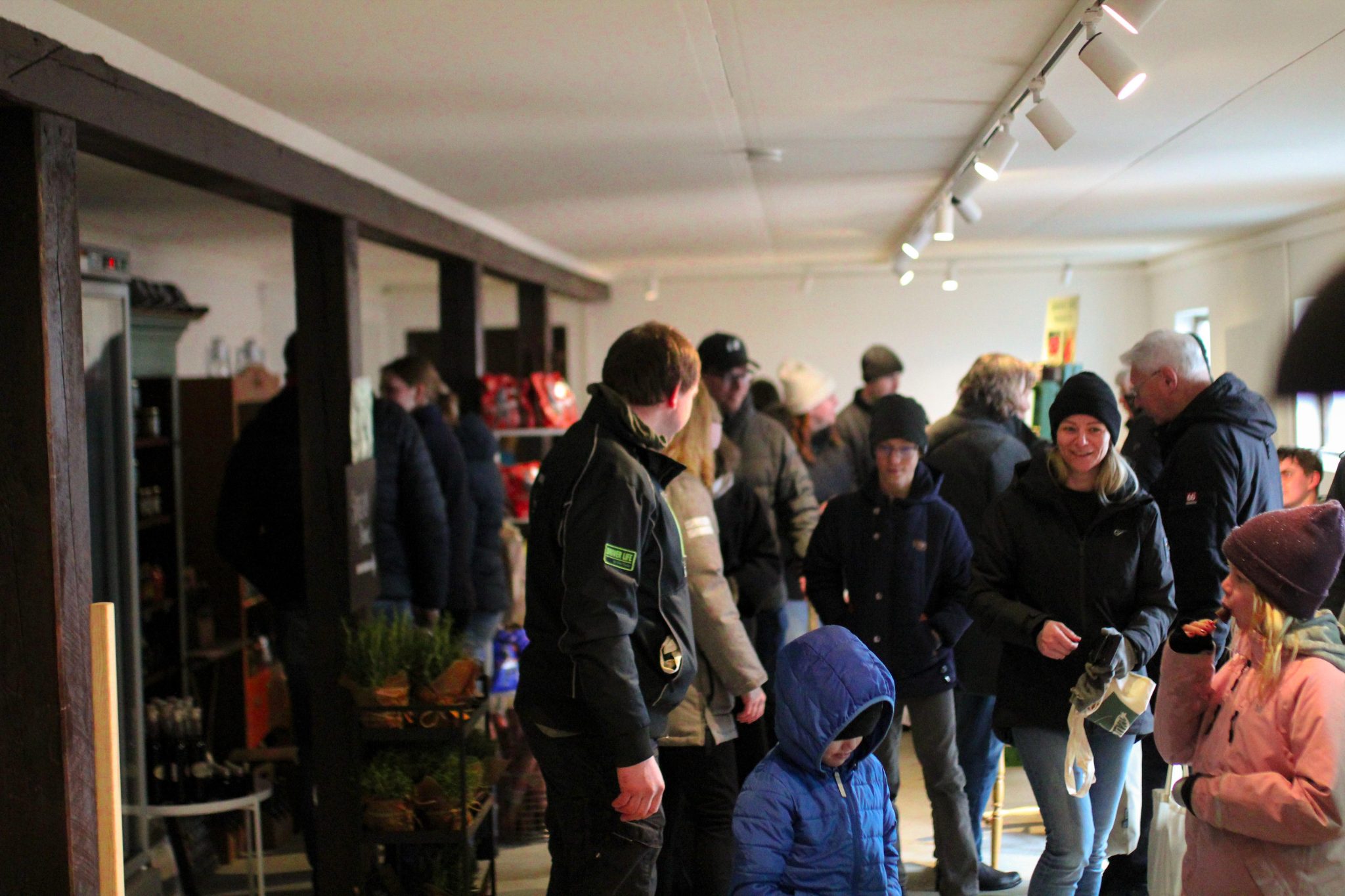 En grupp människor inomhus som handlar