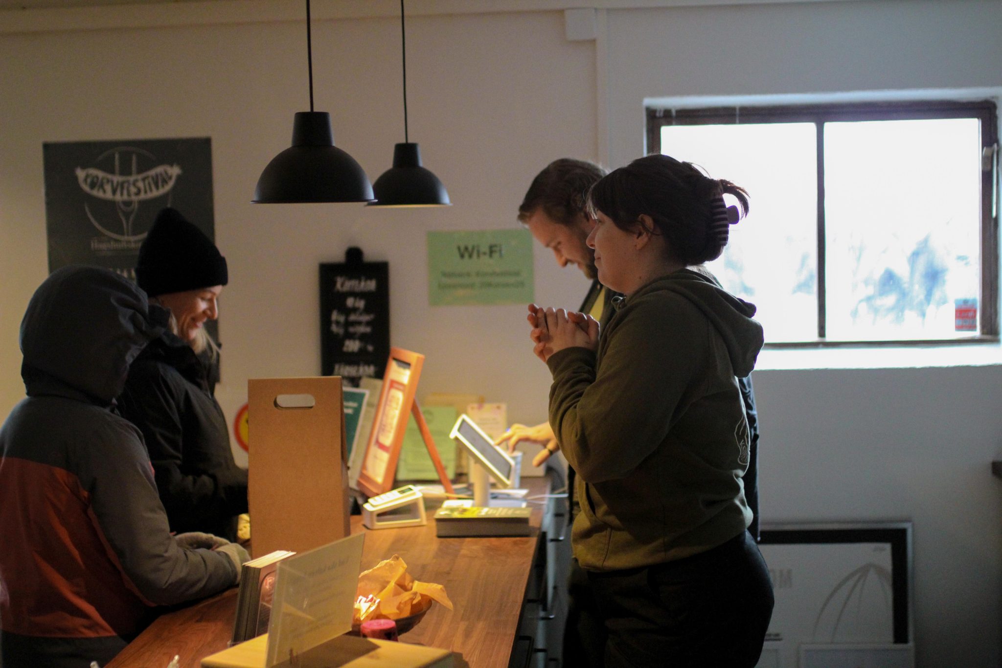 Personal som står bakom en disk