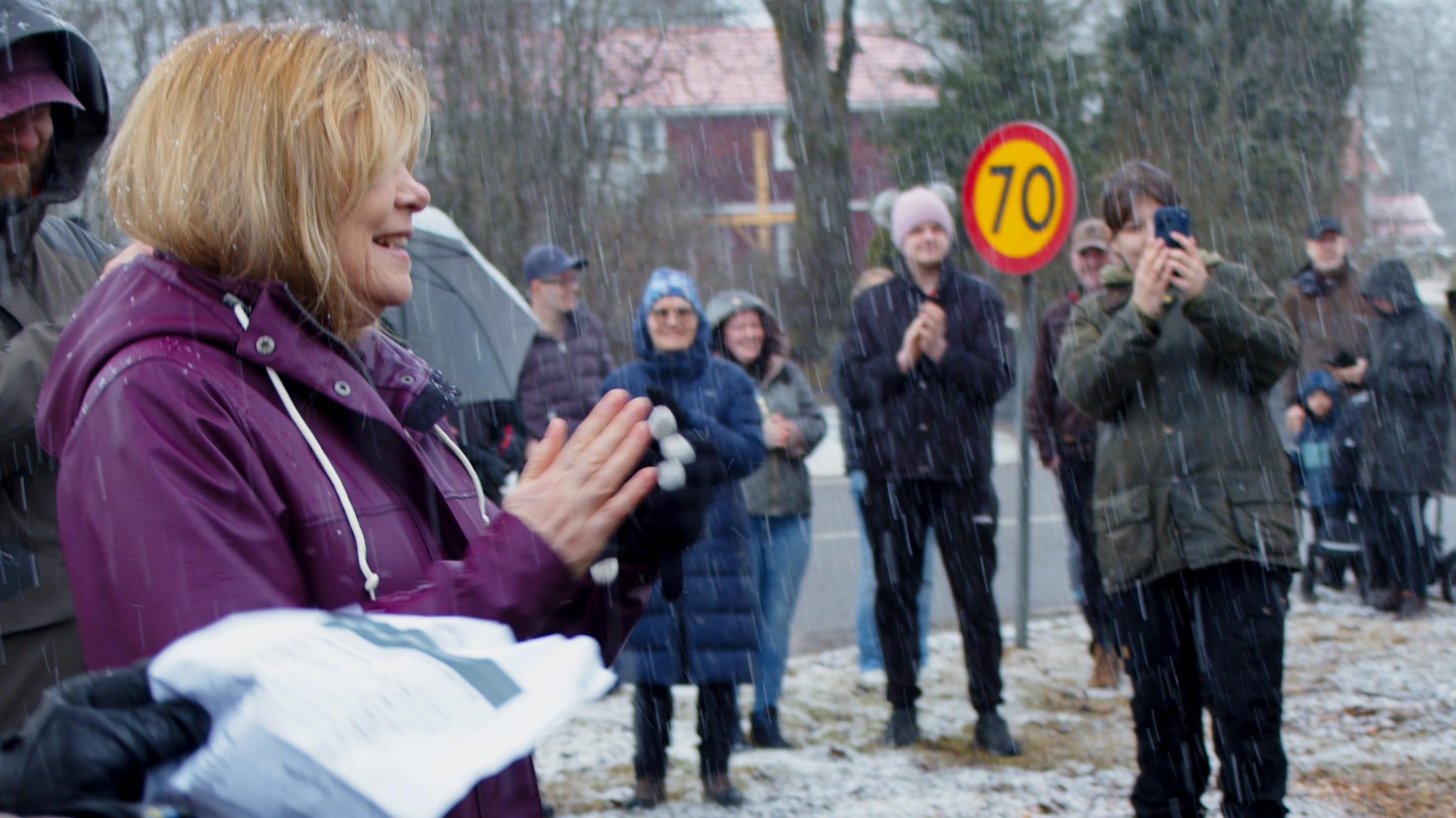 Personer utomhus som klappar händerna