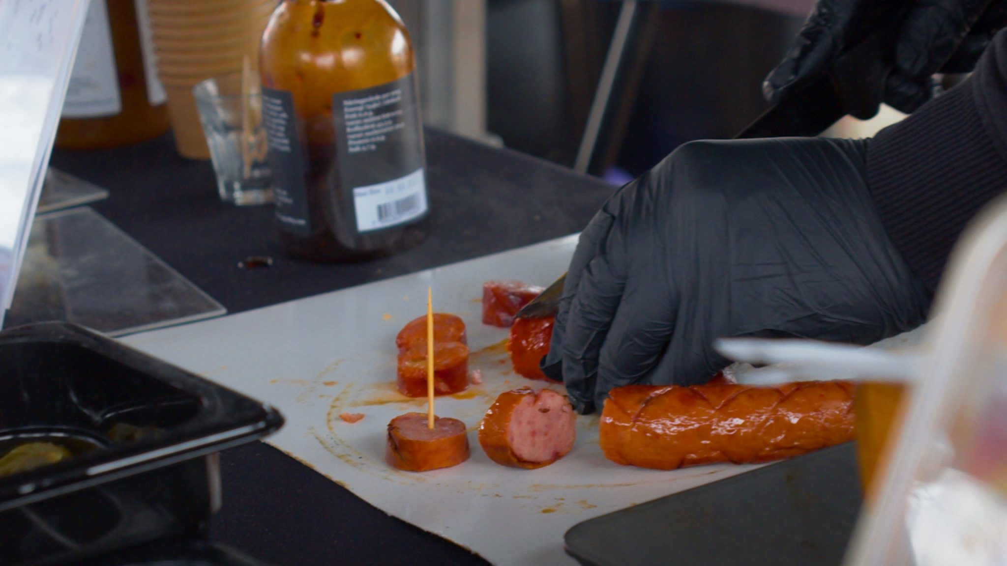 En person som hackar korv