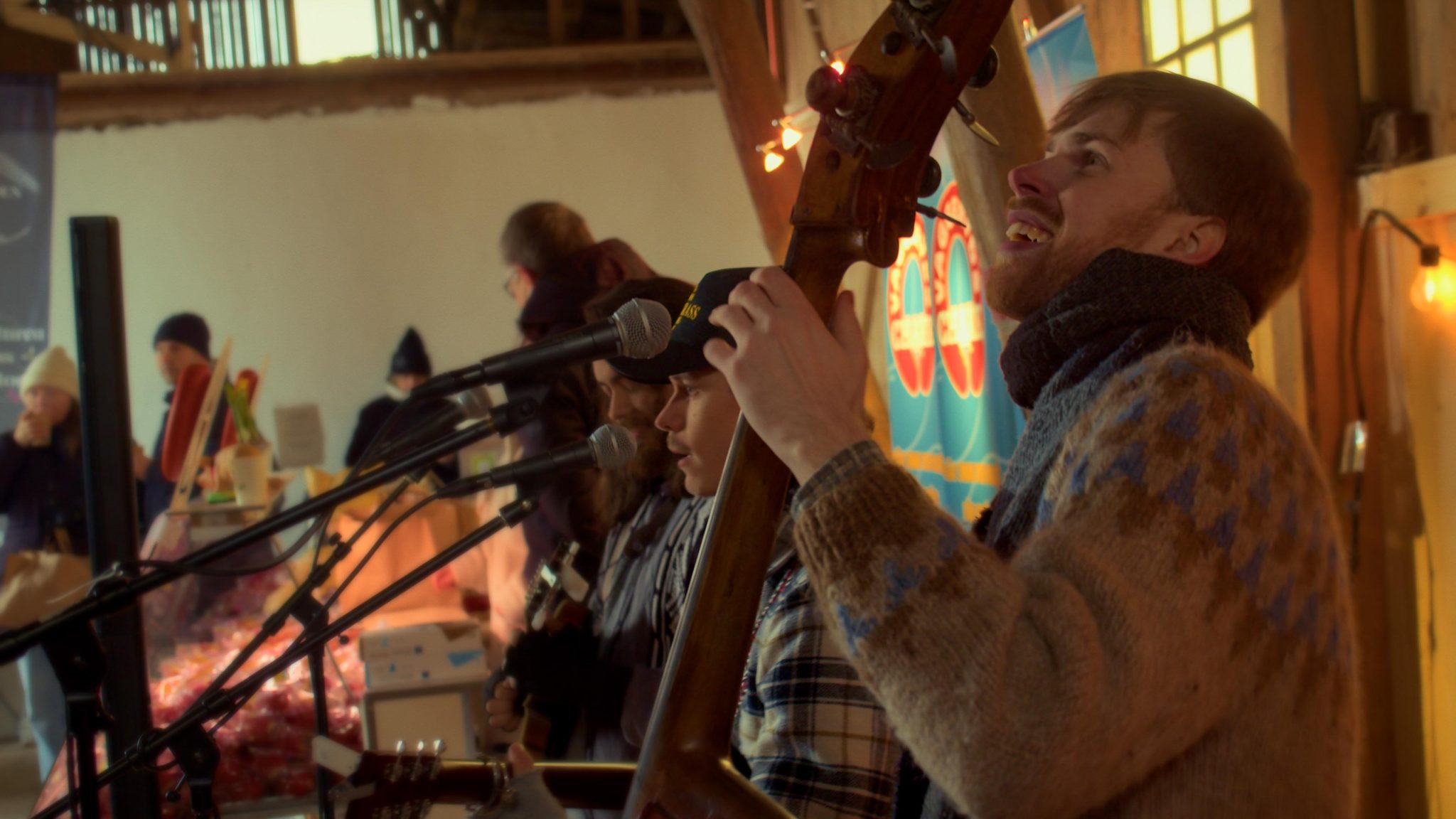 Ett band som spelar musik inomhus