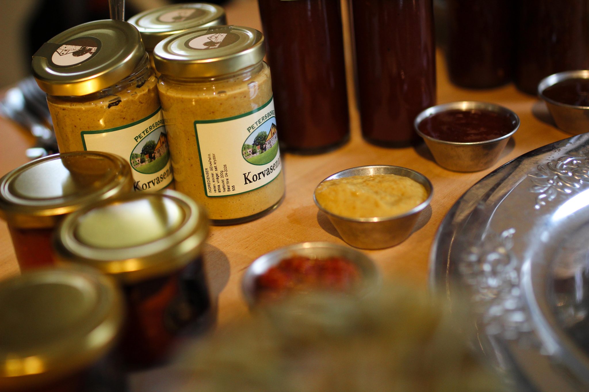 Senap och annat tillbehör i glasburkar