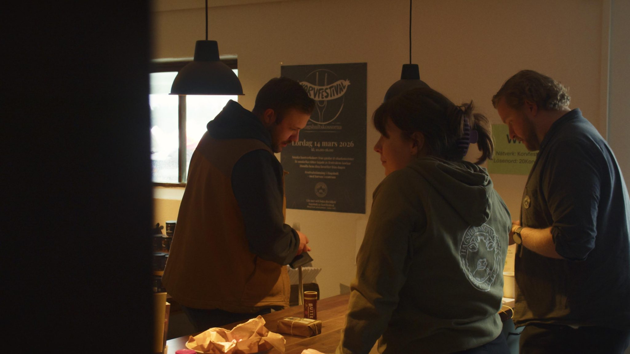 Personal som står vid disken i en butik