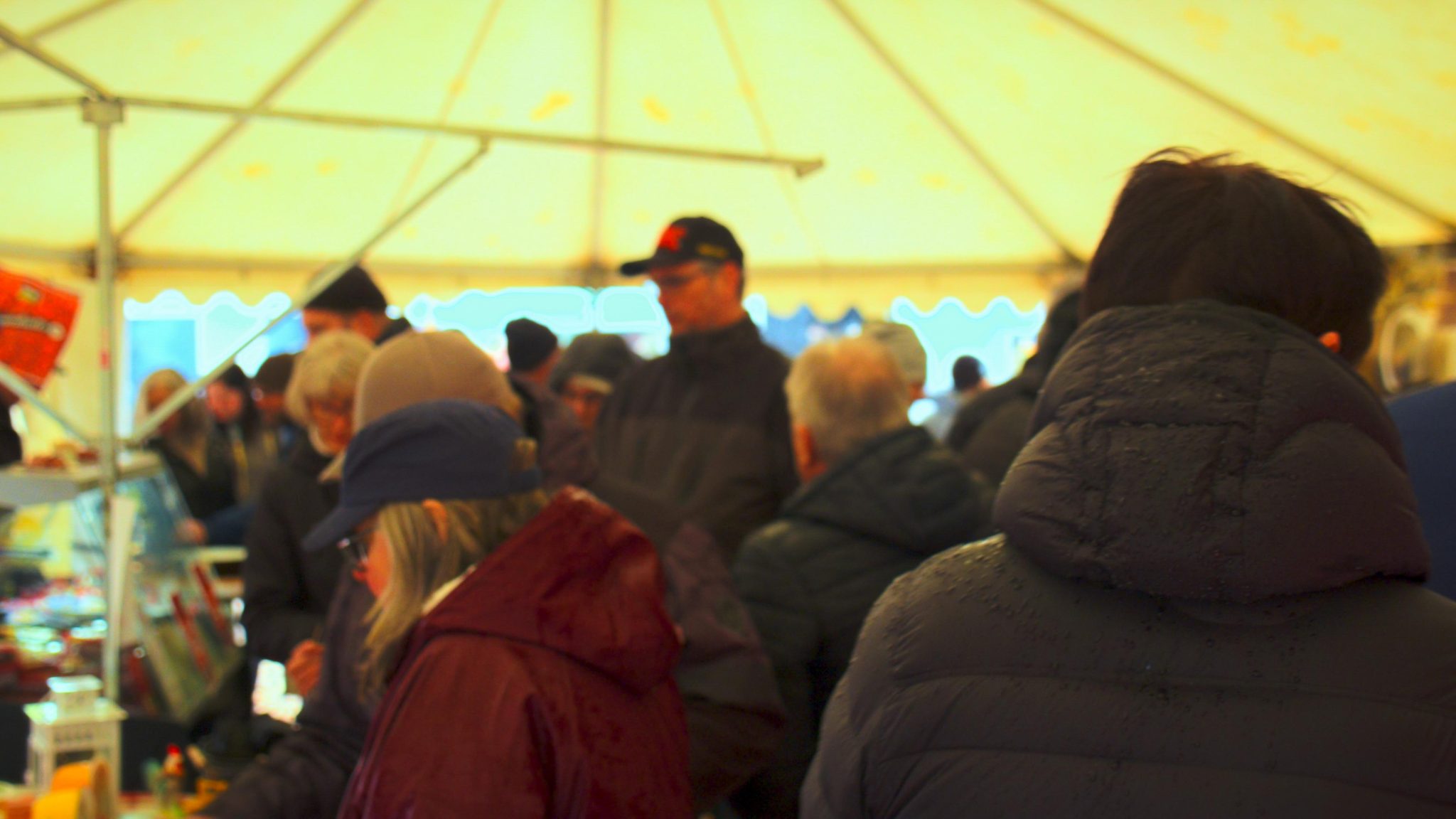 Personer i ett partytält