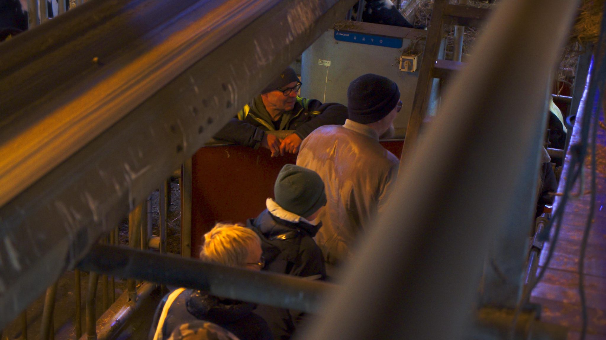 Personer inne i en lada