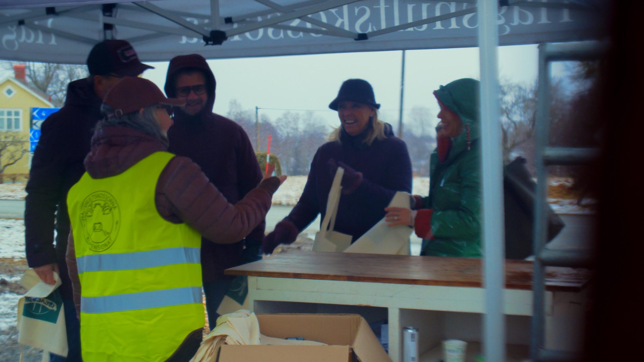 Glada människor som pratar med varandra