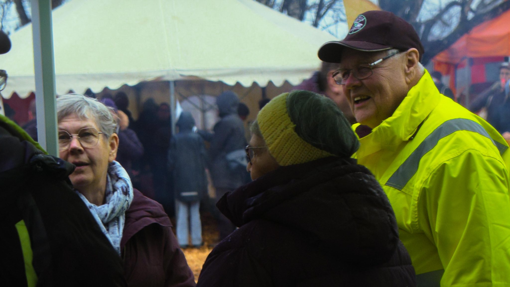 En grupp äldre människor som ler och pratar med varandra