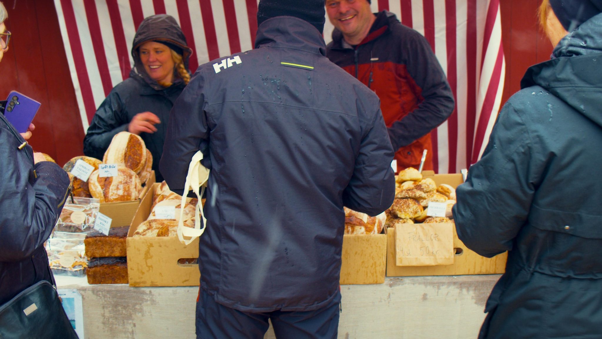 Två personer som säljer bröd