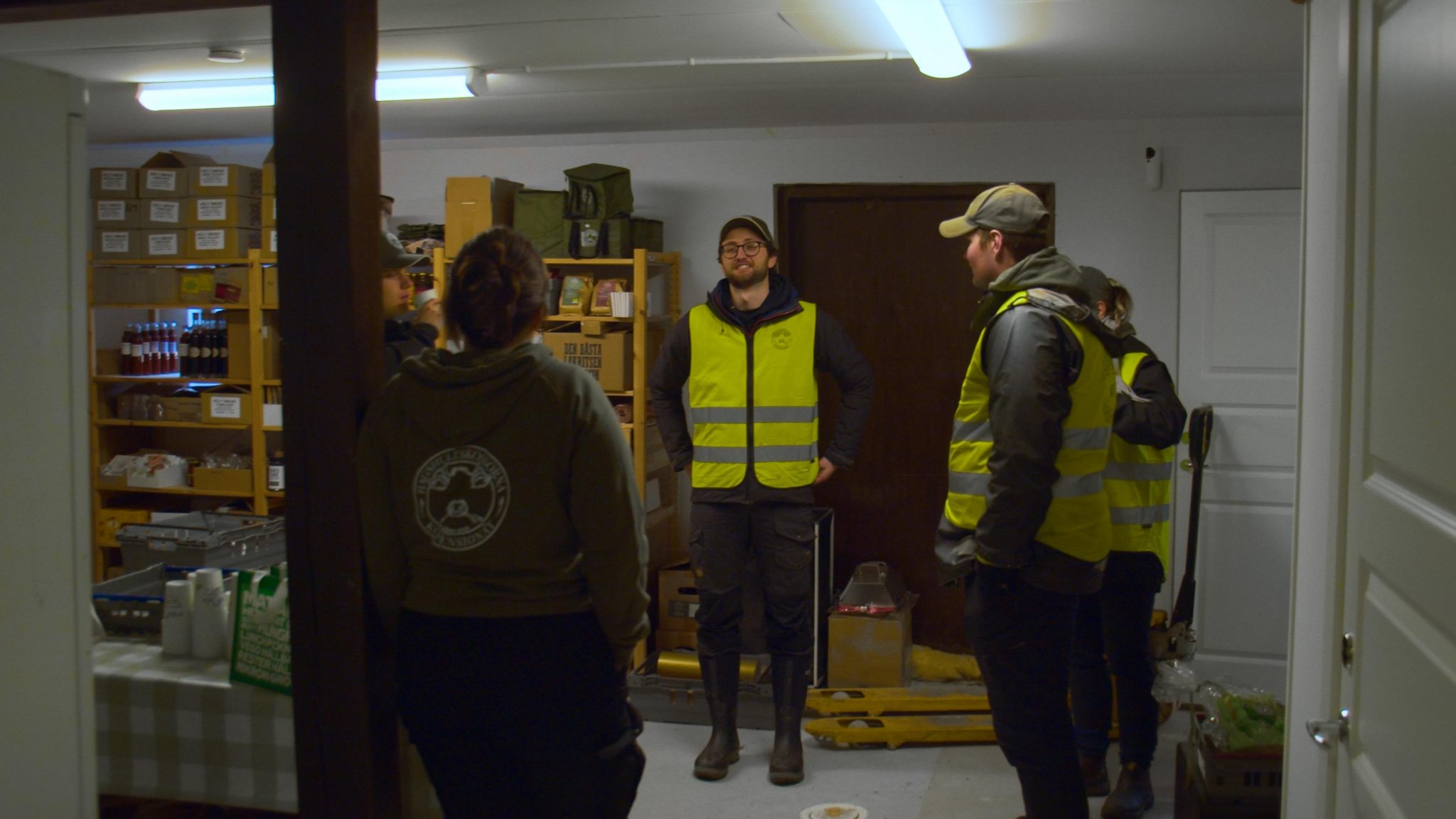 Personal som står samlade i en cirkel inomhus