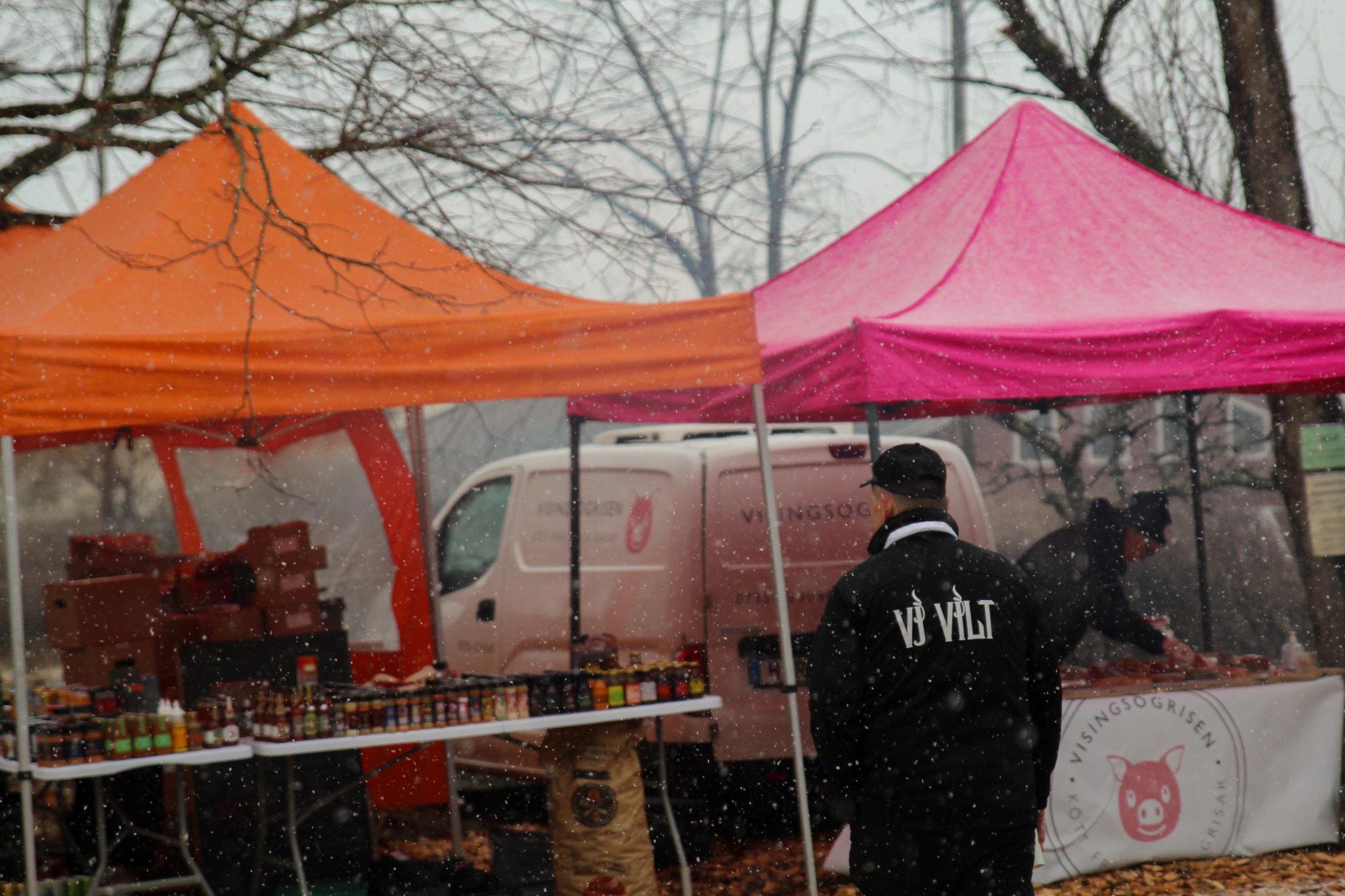 Tält utomhus som säljer mat