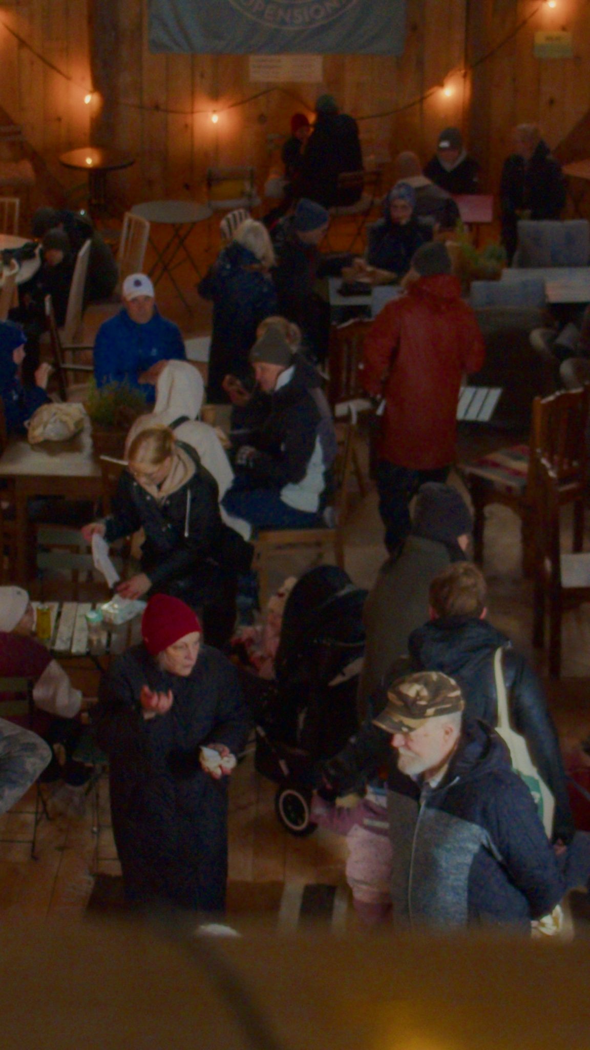 Personer inne i logen