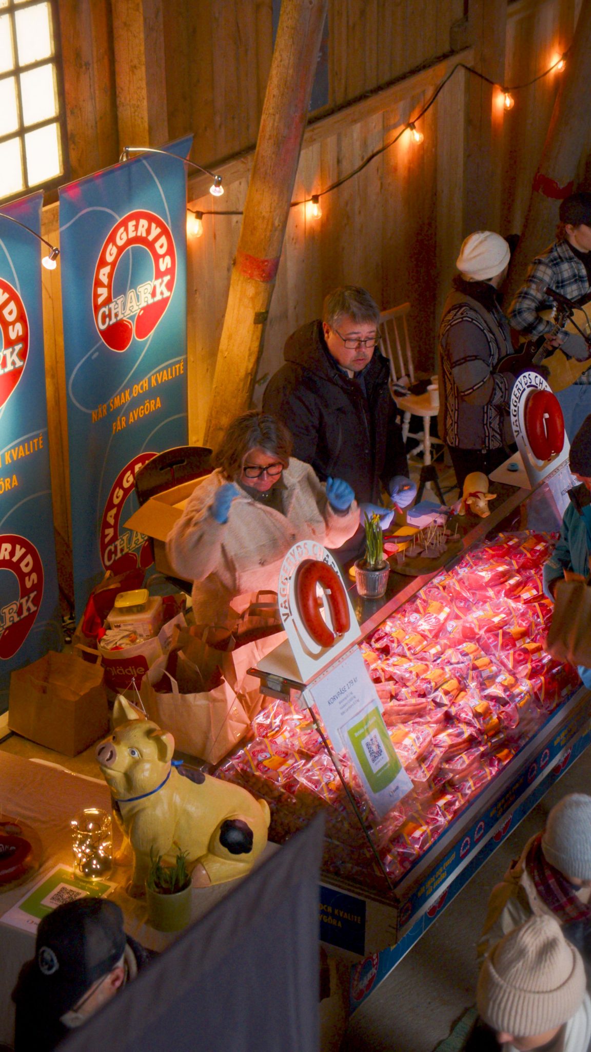 Ett stånd som säljer korv inomhus