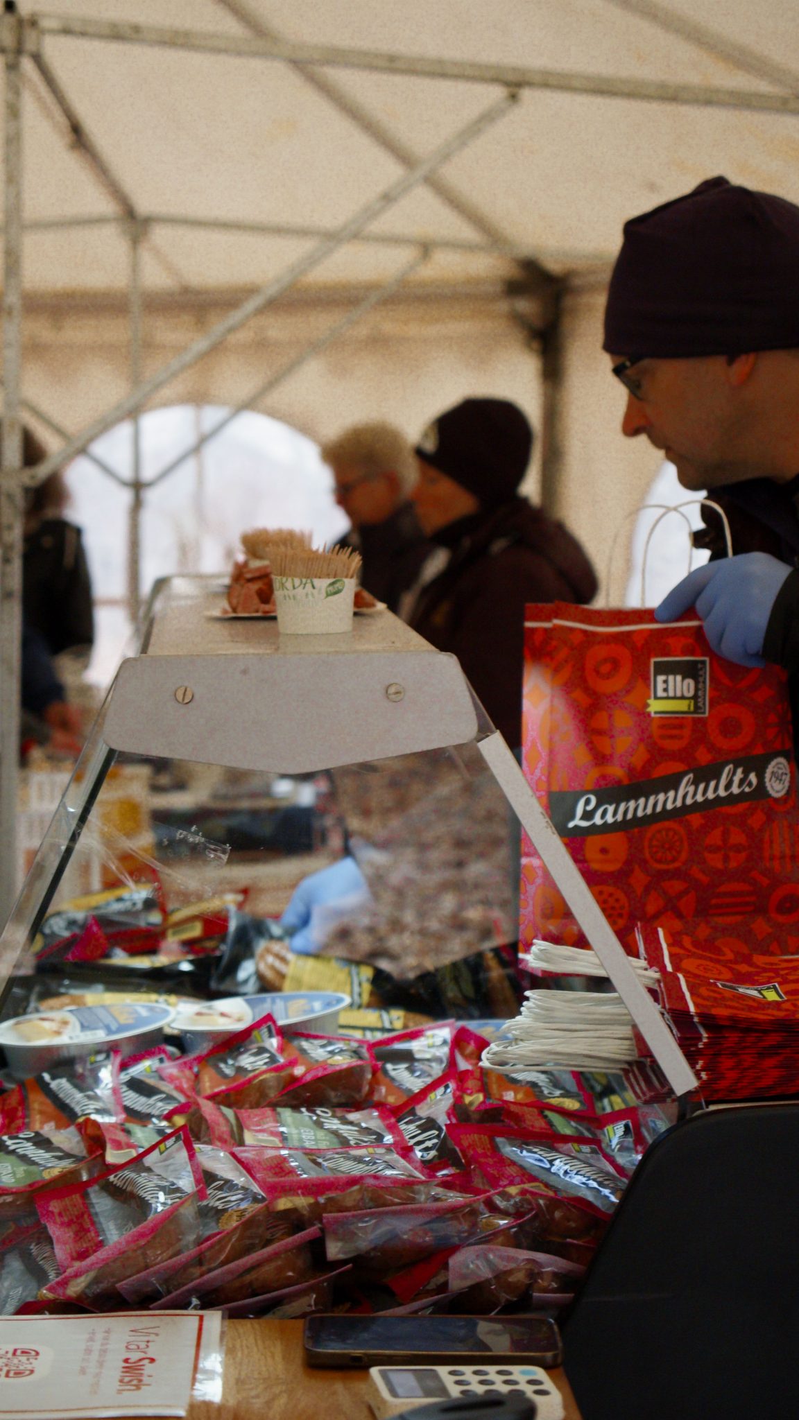 En disk med korv och en köpare