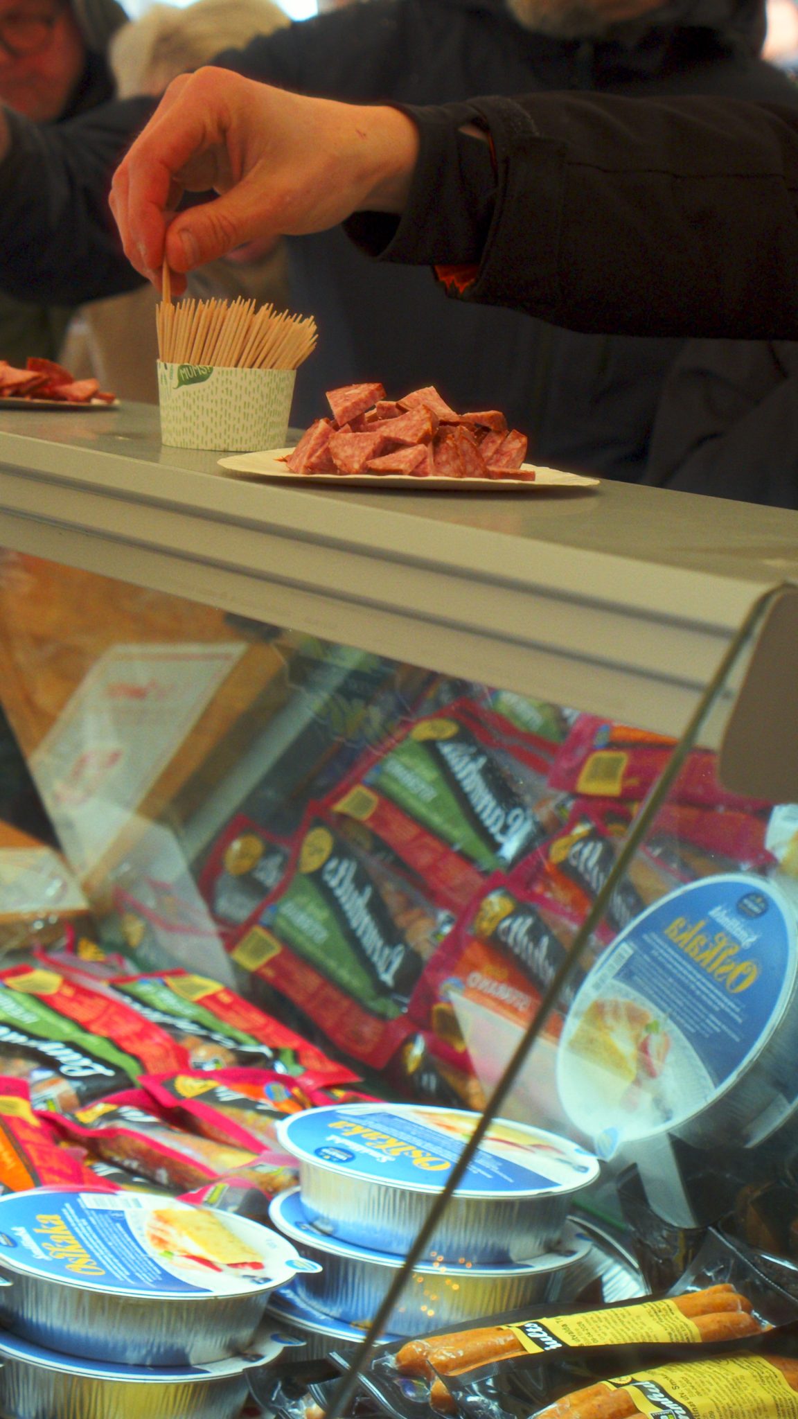 En disk med korv som man kan smaka på