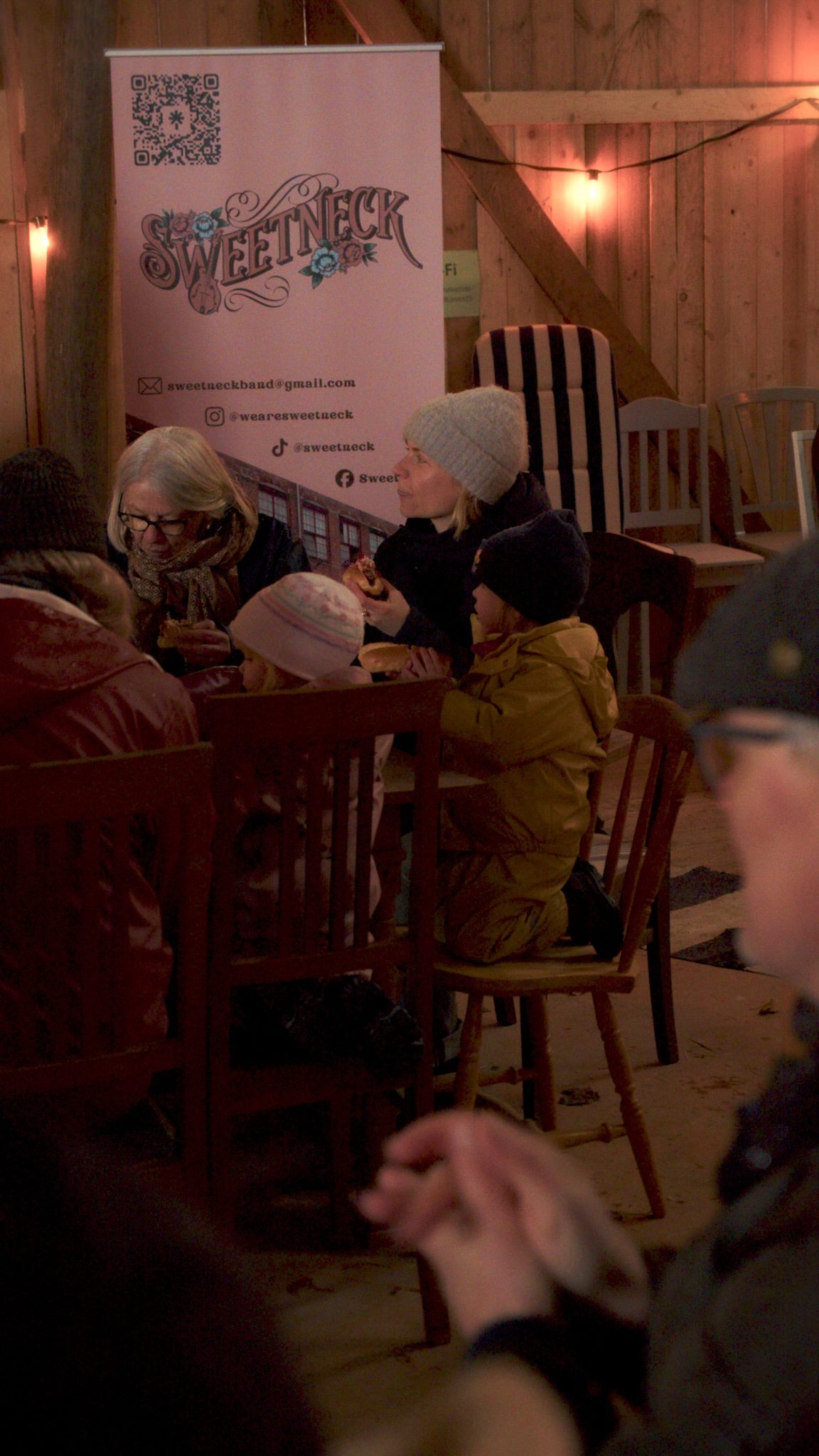 Mamma och barn som sitter vid ett bord