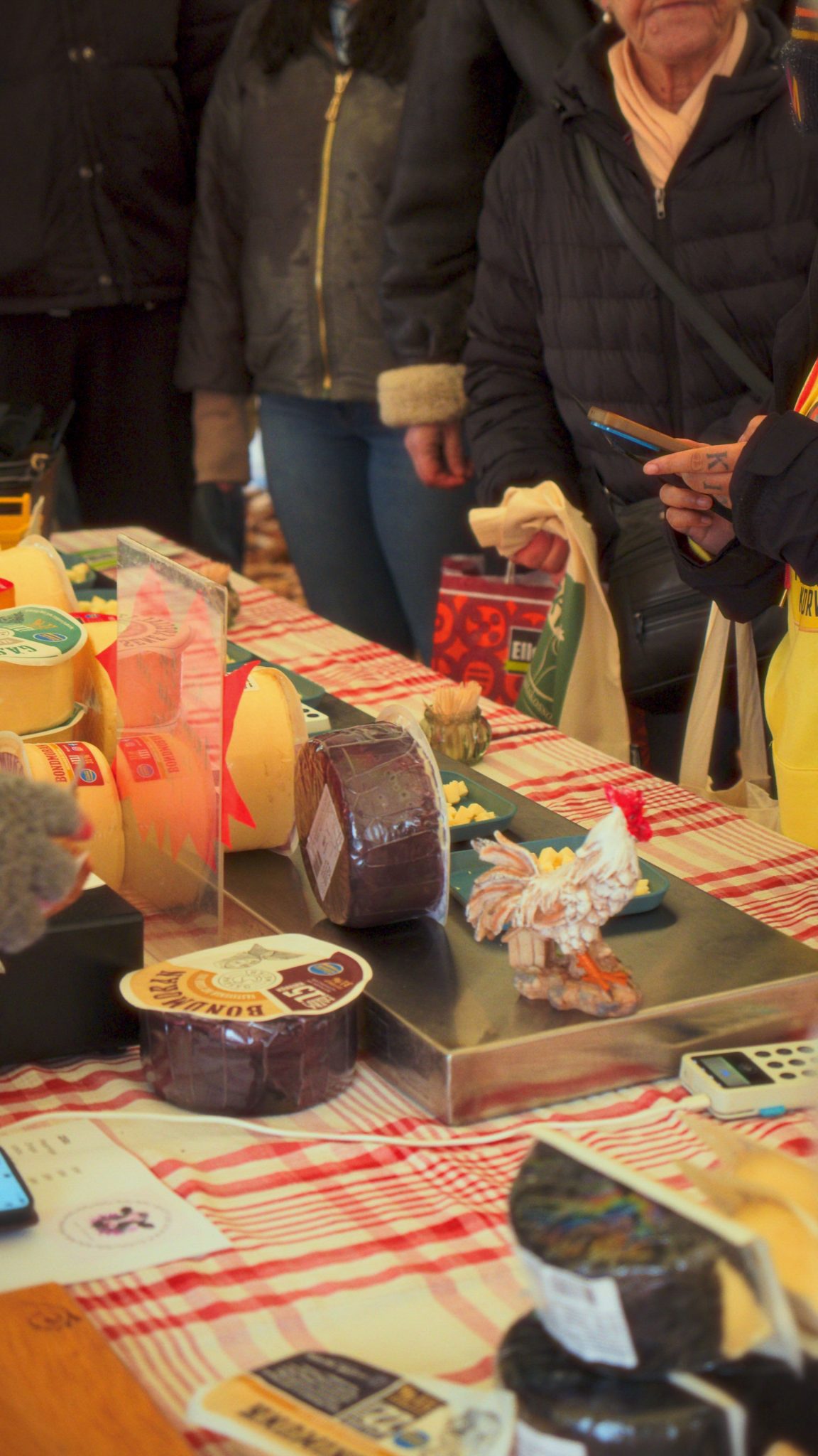 Ett bord med ostar på