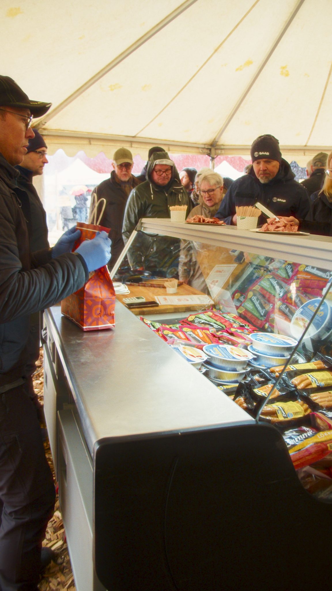 En disk med en säljare som packar korv