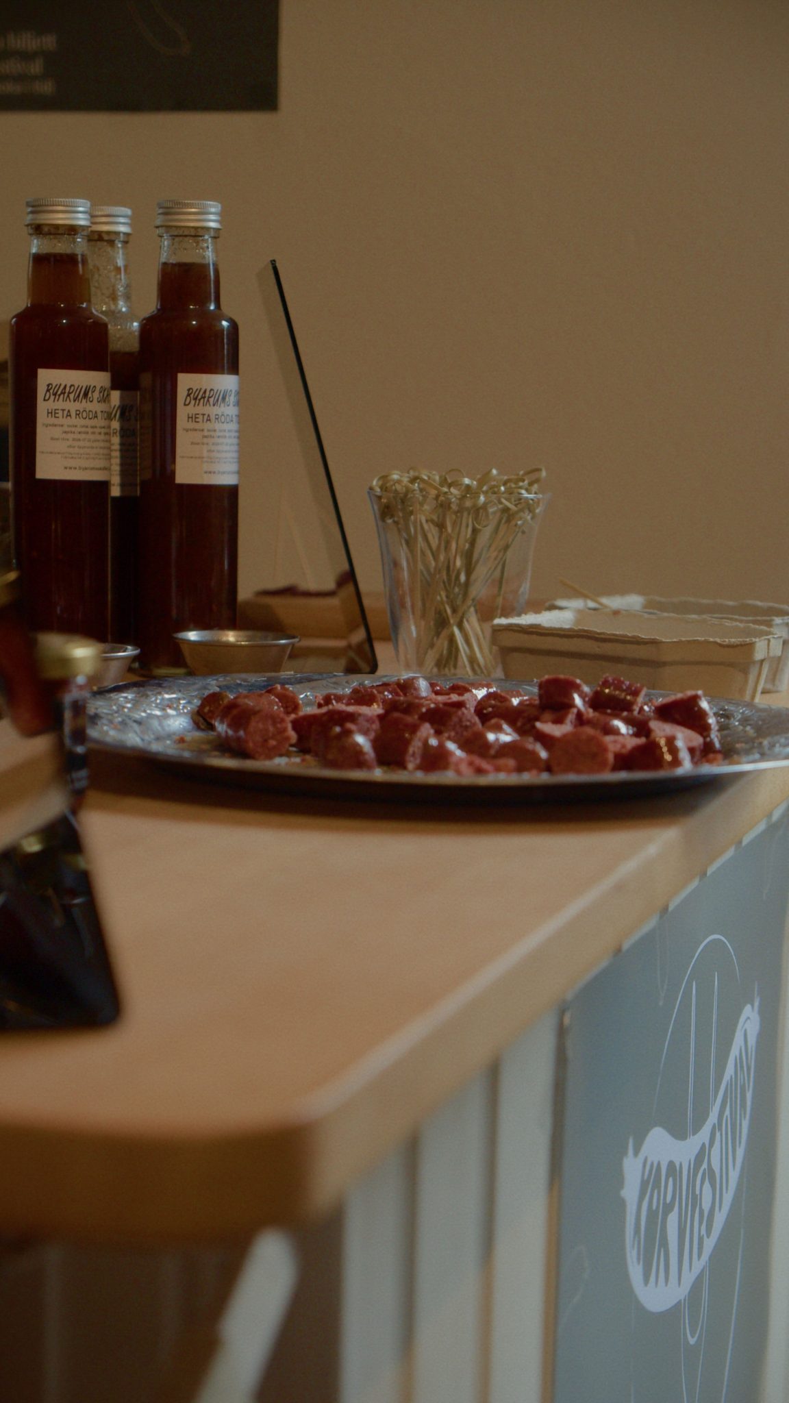 Skuren korv på en bricka