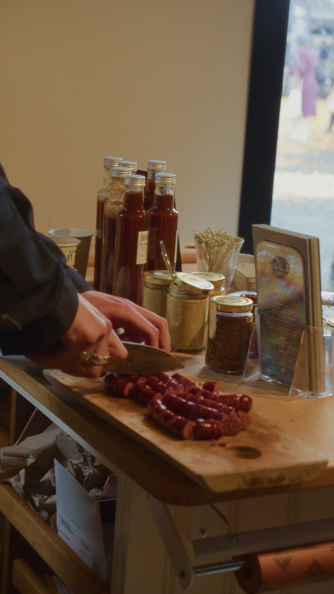 En person som skär korv