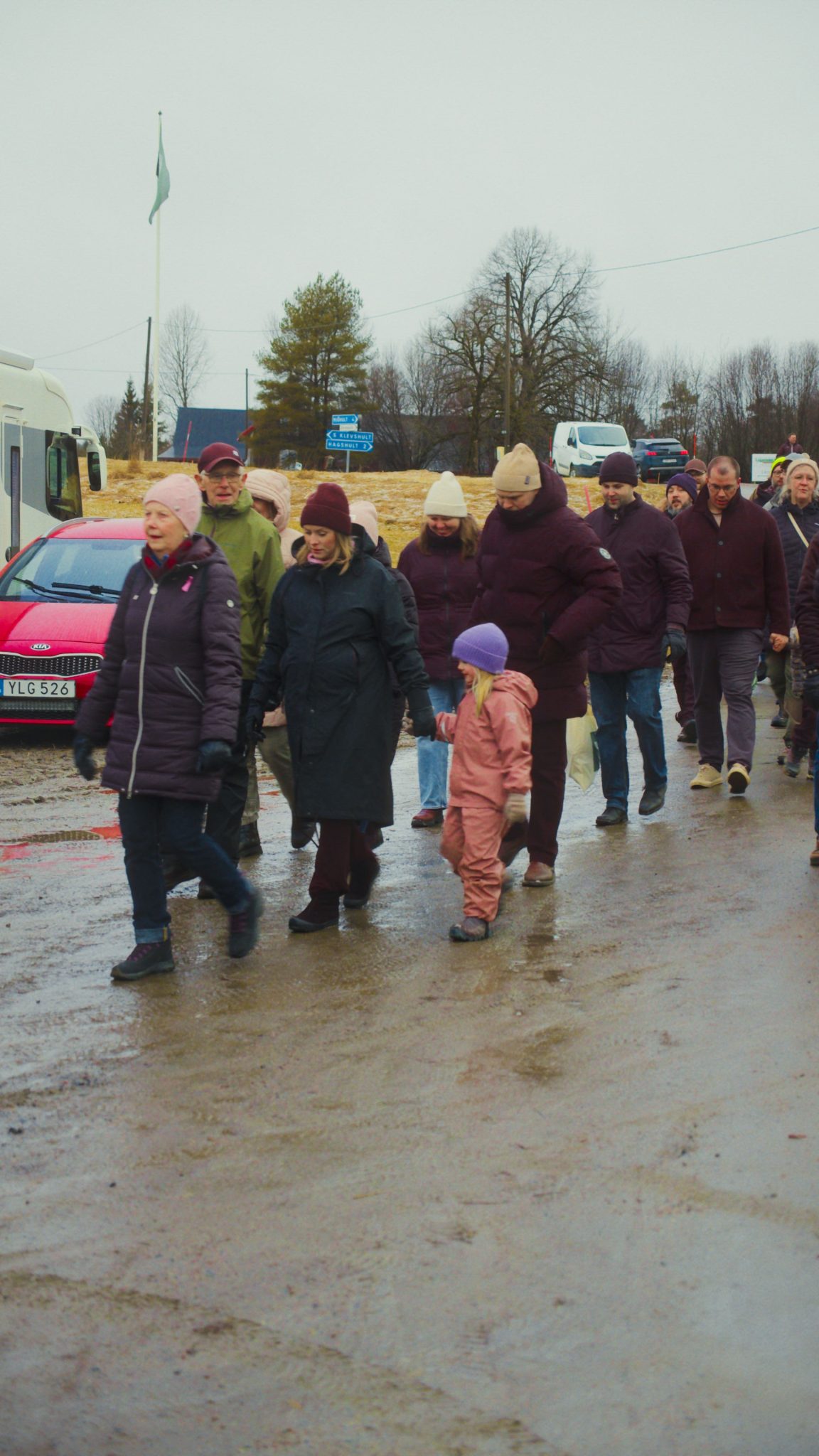 En grupp människor som går på led