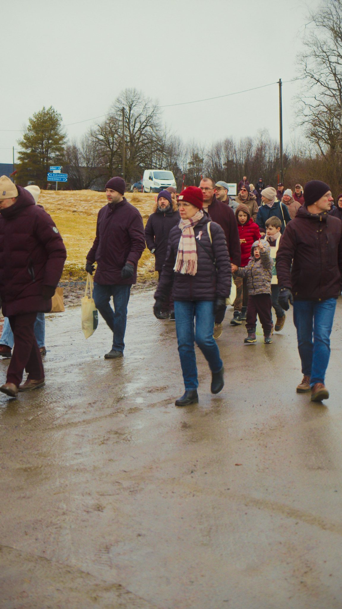 Människor som går utomhus