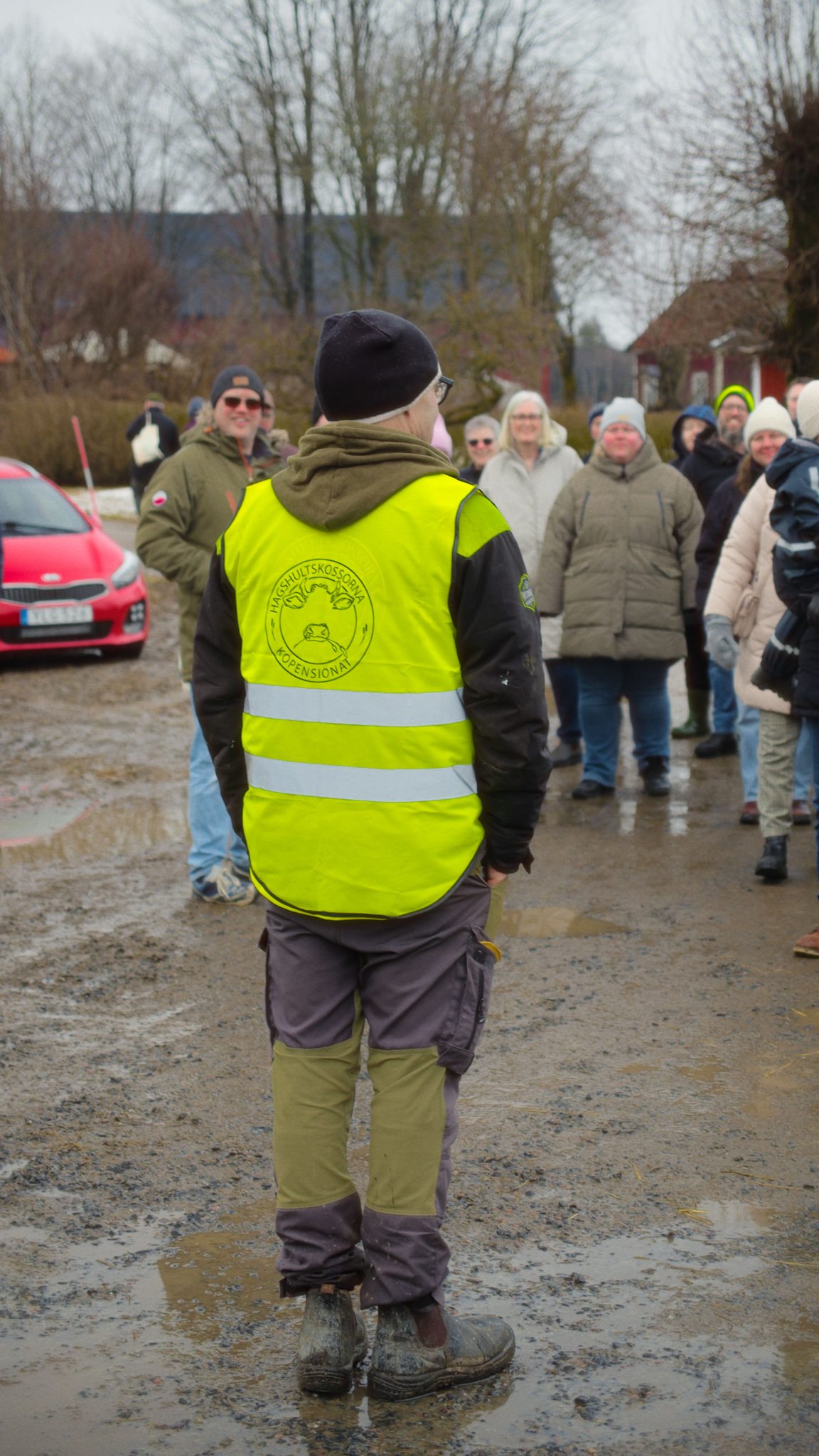 Personal som pratar till en grupp människor utomhus
