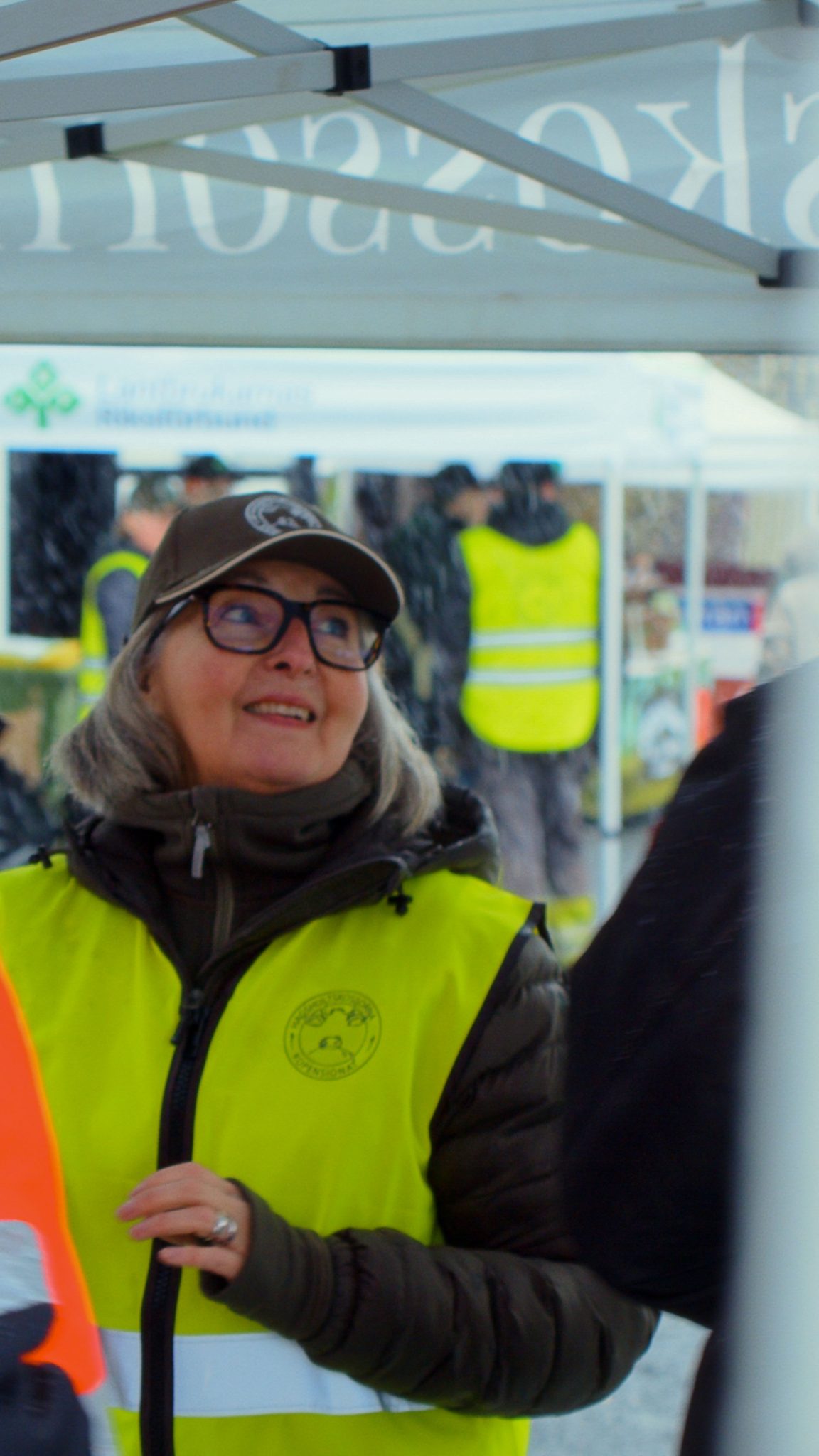 En glad kvinna som tittar upp