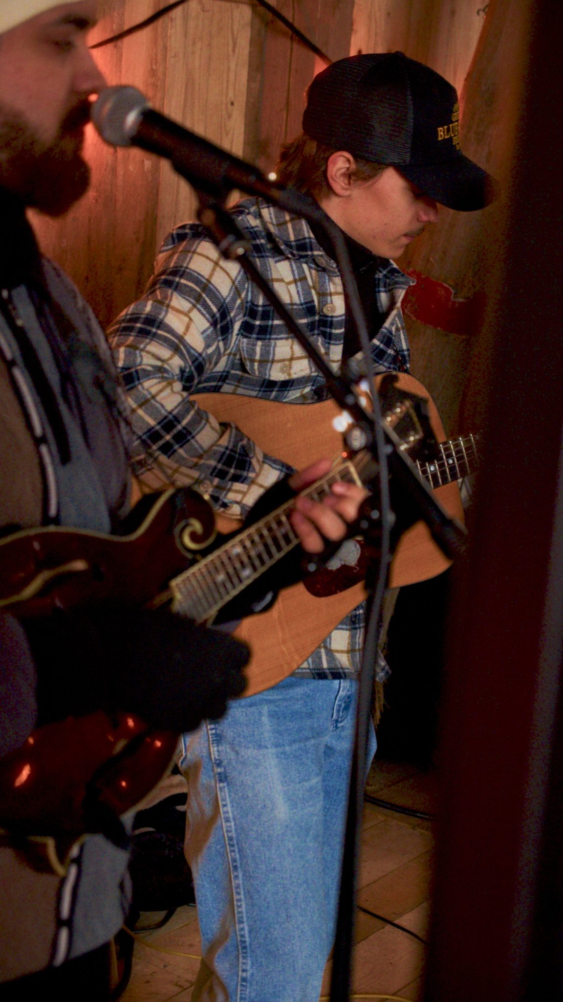 En person som spelar gitarr