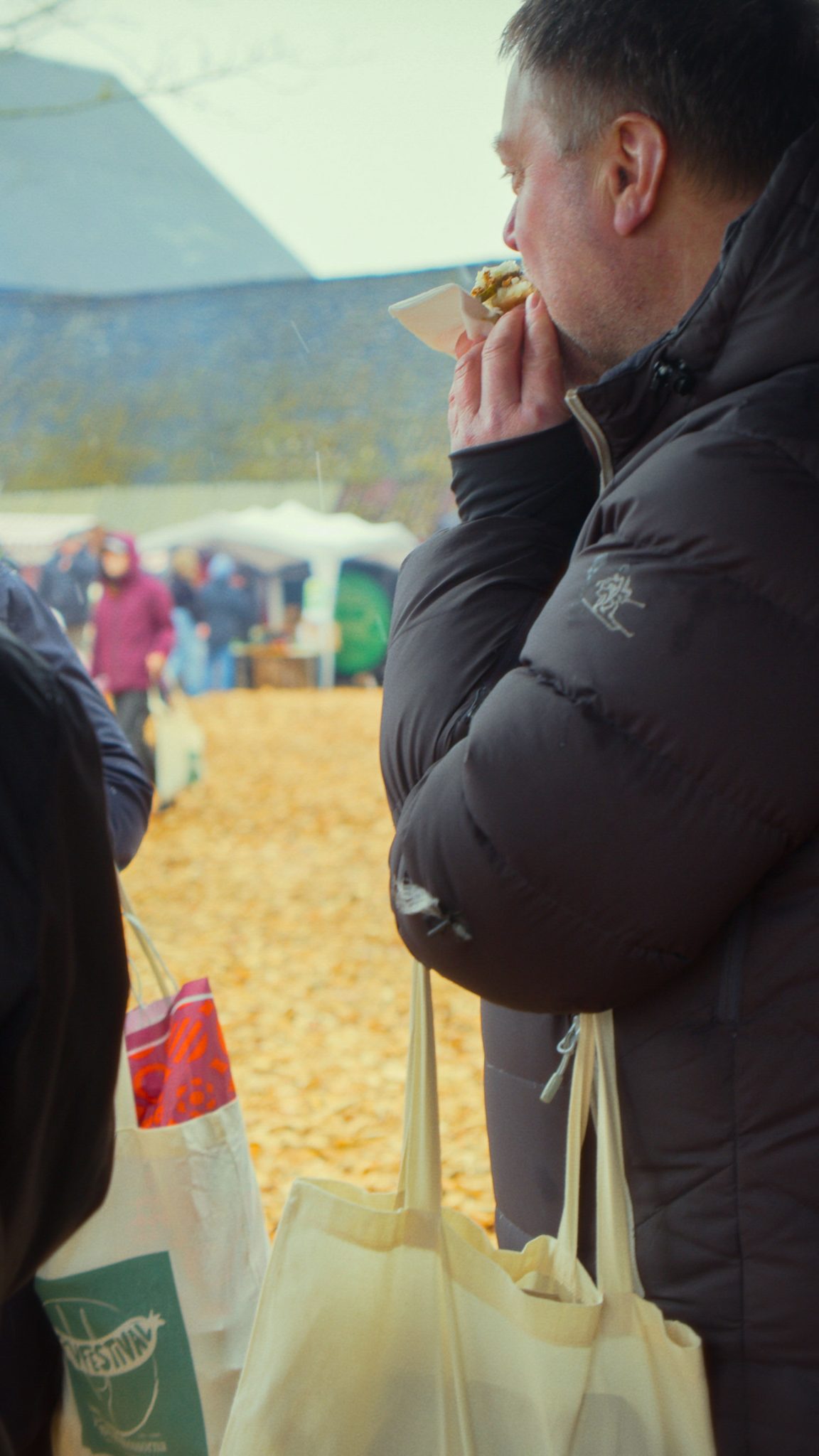 En person som äter korv med bröd