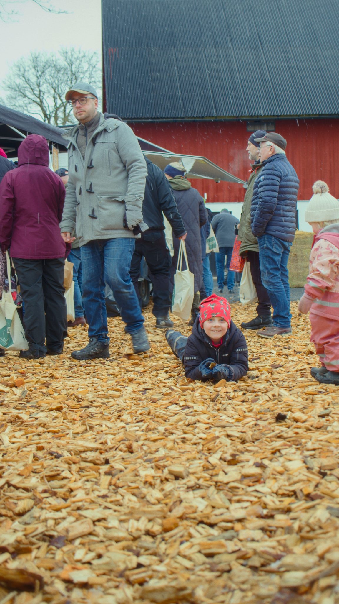 Ett barn som ligger på marken och ler