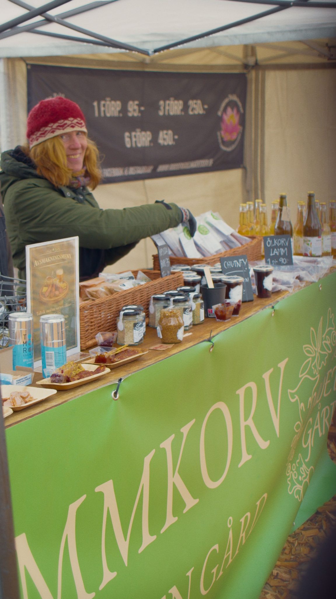 Glad kvinna som står och säljer tillbehör