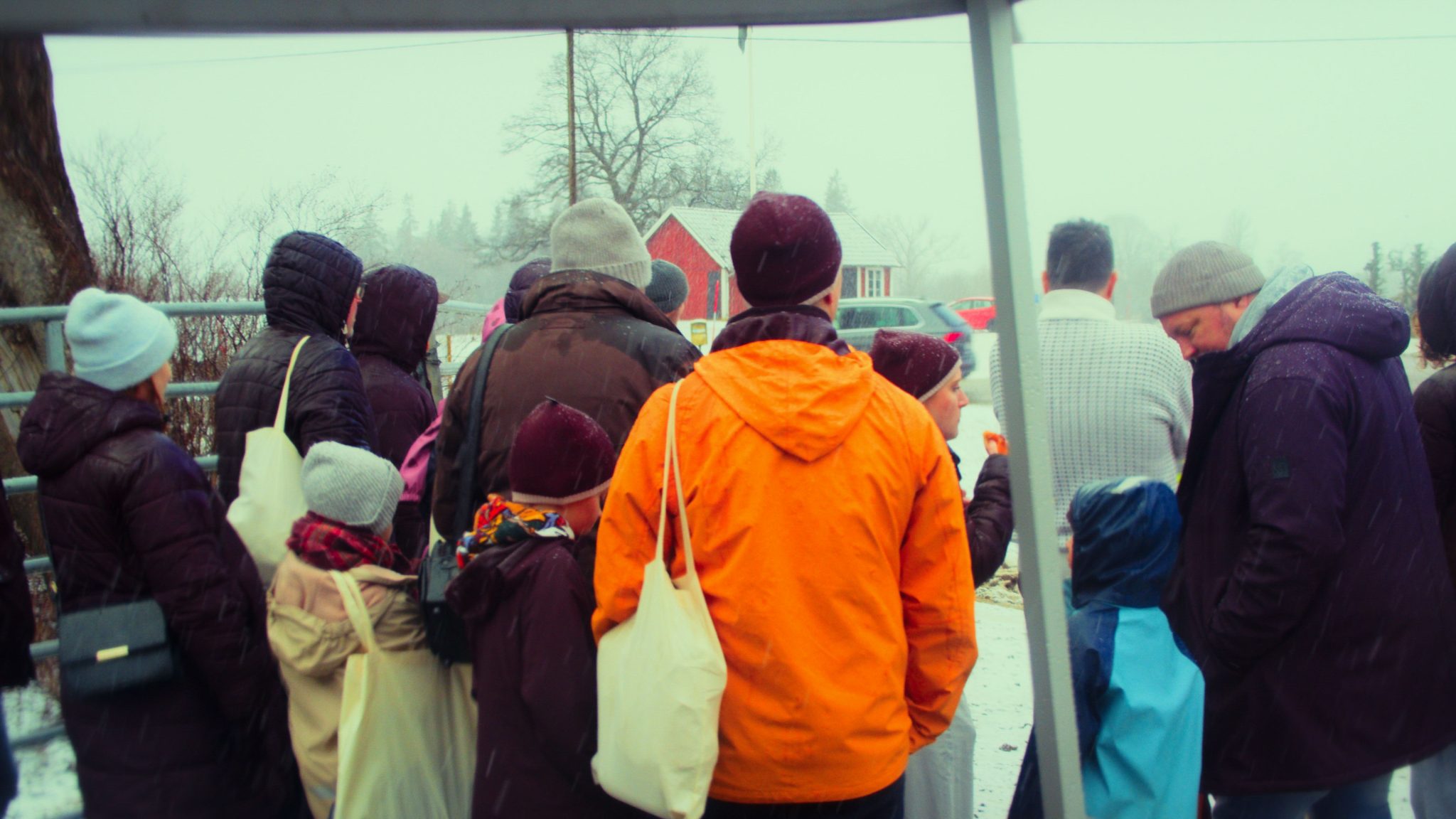 En grupp människor som står utomhus