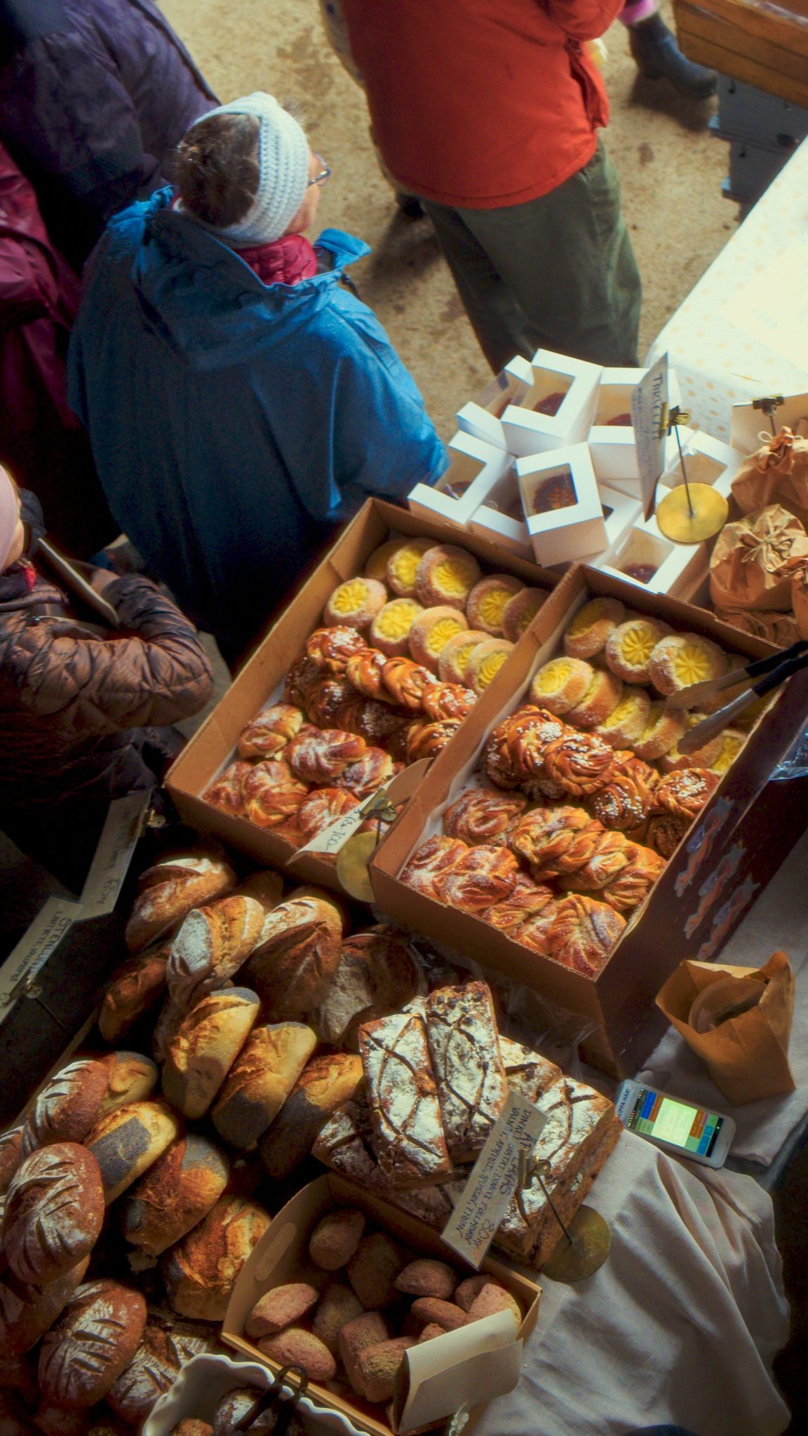 Ett bord med bakelser och bröd på