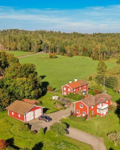 Röda hus ute på landet en somrig dag
