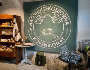 Produkter i butiken och Hagshultskossornas logga i bakgrunden